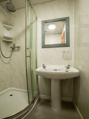 Shower, free toiletries, hair dryer, towels - The Beverley Hotel (Blackpool)