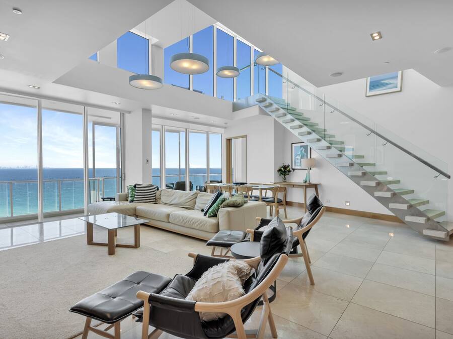 Penthouse, 3 slaapkamers | Woonruimte | Een televisie en een dvd-speler