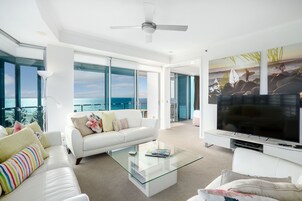 Apartment, 3 Bedrooms, Ocean View | Living room | TV, DVD player