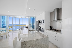 Refrigerador con freezer, microondas, horno, placa de cocina