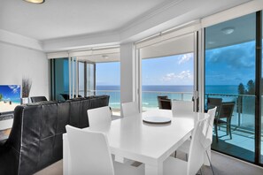 Apartment, 3 Bedrooms, Ocean View | Dining room
