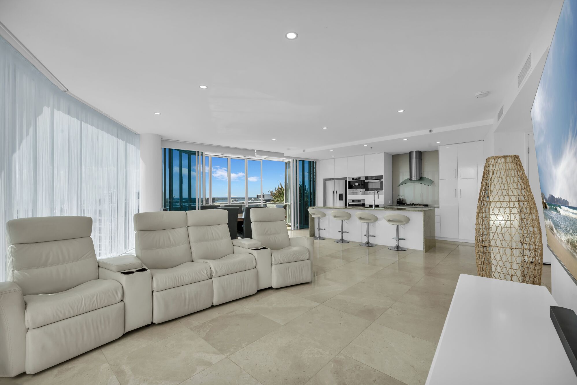 Apartamento superluxo, 3 quartos (Skyhome) | Área de estar | TV 55 polegadas com canais a cabo, serviços de streaming