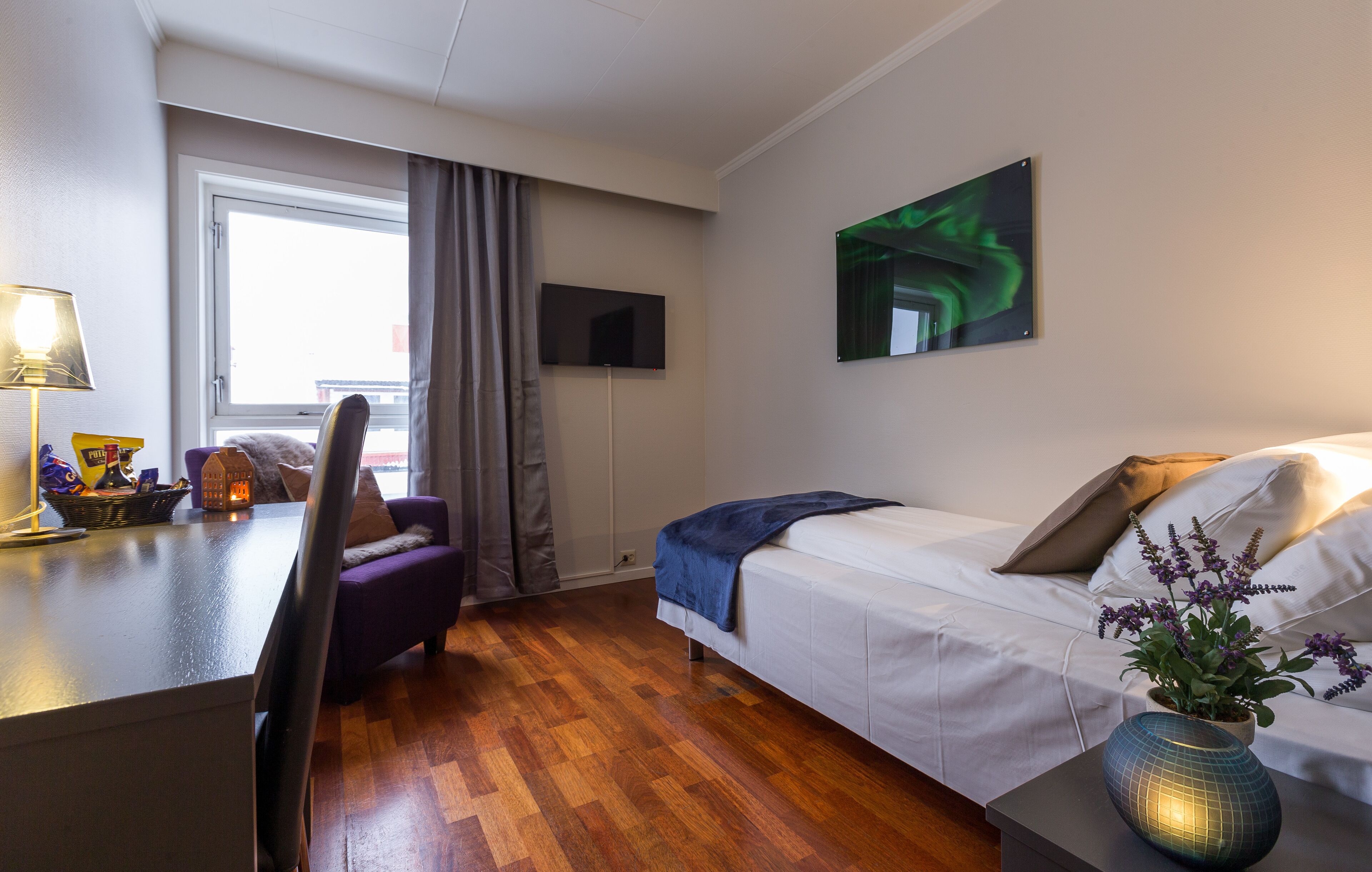 Enkeltrom – basic | Sengetøy av topp kvalitet, senger med overmadrass og skrivebord