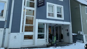 Un bâtiment à deux étages sur lequel on peut lire l’inscription : « ENTRÉE – HÔTEL VIKING DE TROMSØ ».