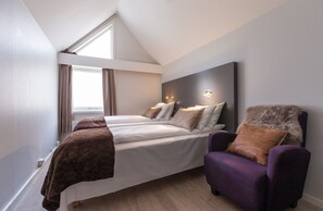 Premium bedding, pillow-top beds, desk, laptop workspace - Enter Viking Hotel (Tromsø)
