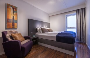 Ropa de cama de alta calidad, colchones con pillow-top y escritorio 