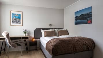 Tremannsrom – basic | Sengetøy av topp kvalitet, senger med overmadrass og skrivebord