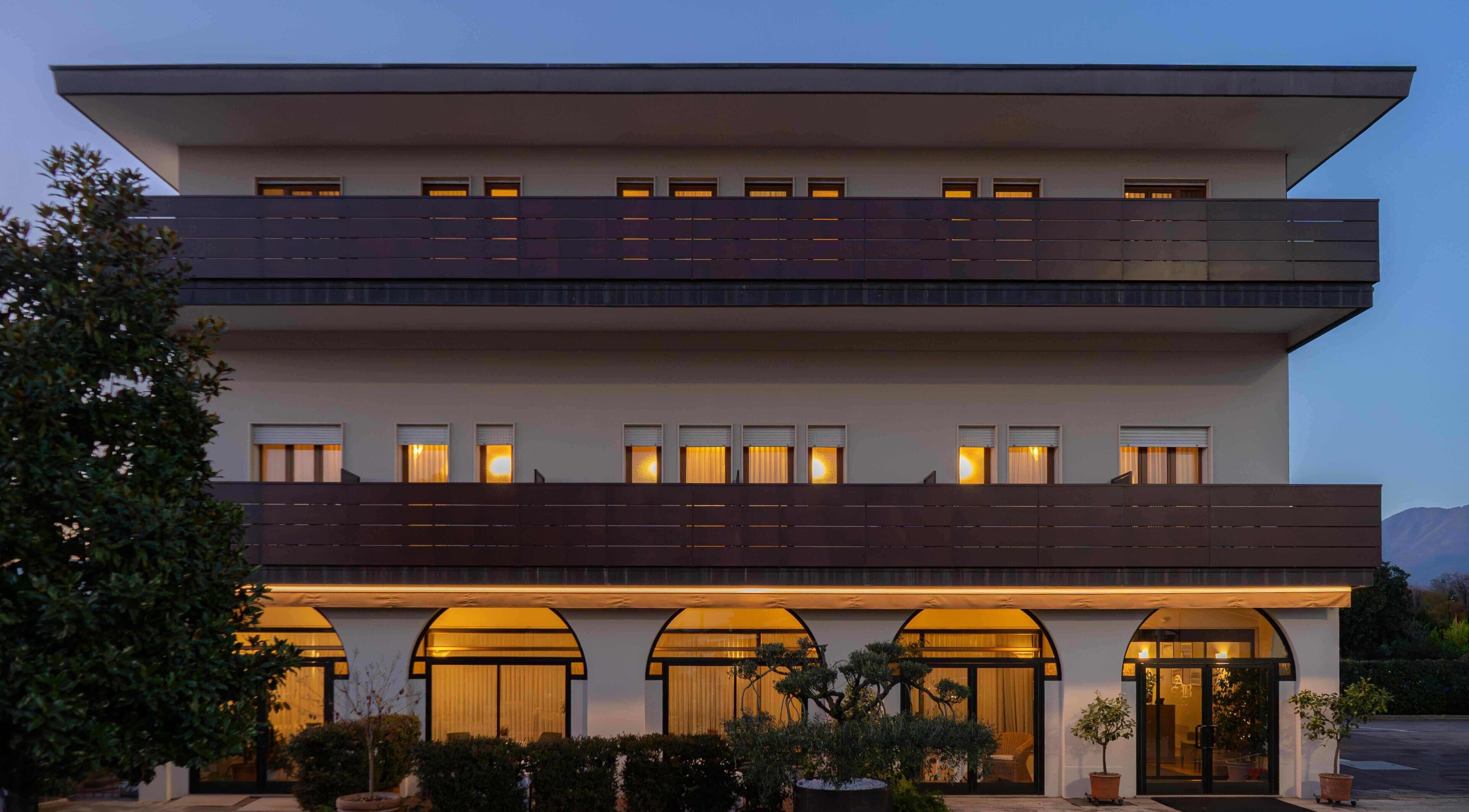 Vista frontal de la propiedad