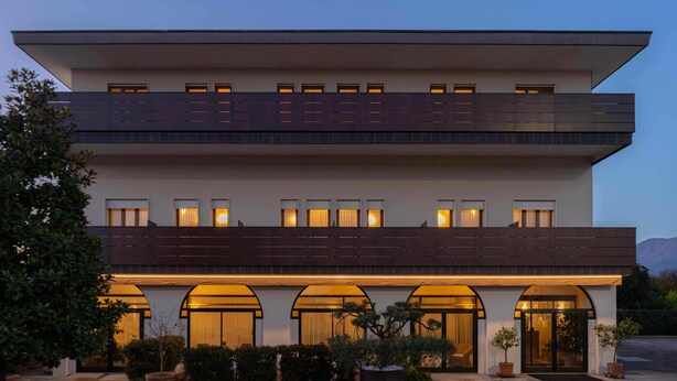 A modern two-story building with a flat roof, large windows, and a balcony. - Hotel Belvedere (Thiene)