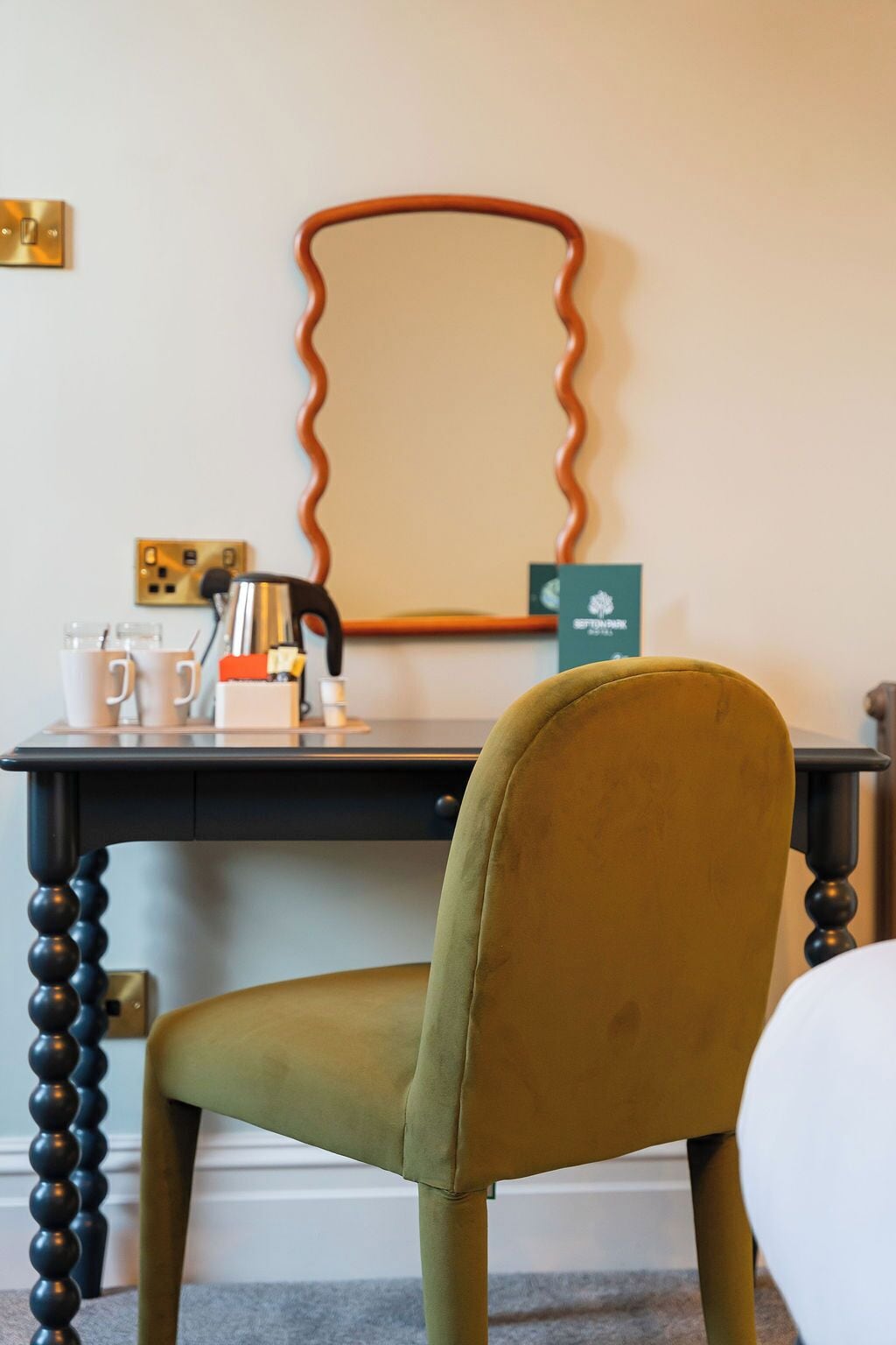 Habitación estándar, 1 cama matrimonial | Espacio para trabajar con laptop y tabla de planchar con plancha 