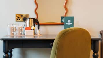 Rom – standard, 1 dobbeltseng | Skrivebord for bærbar PC, strykejern/-brett og wi-fi (inkludert)