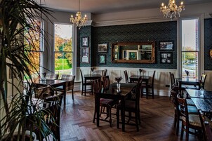 Daily cooked-to-order breakfast (GBP 12.50 per person)