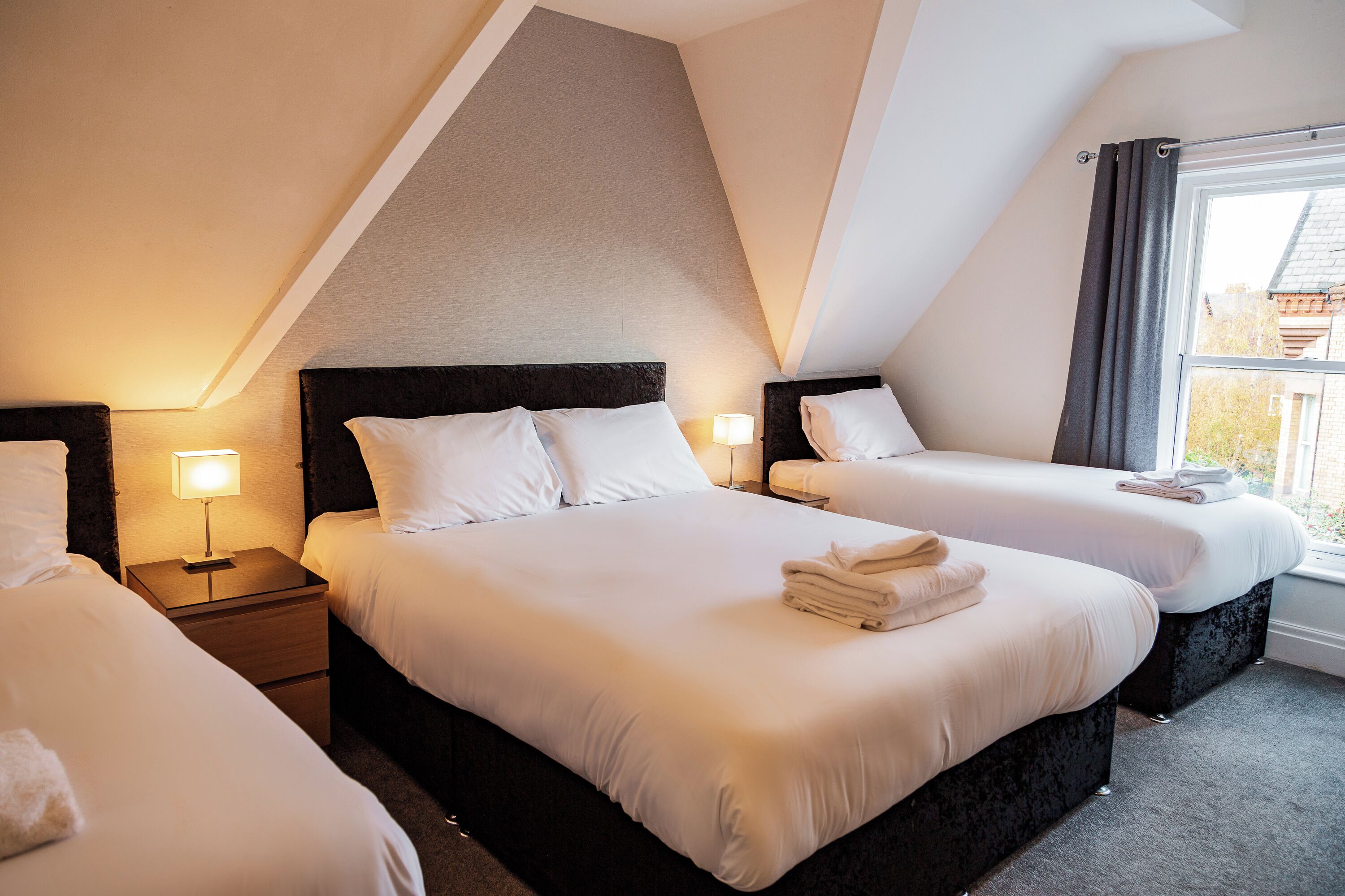 Chambre Quadruple Standard, plusieurs lits | Espace de travail pour ordinateur portable, fer et planche à repasser