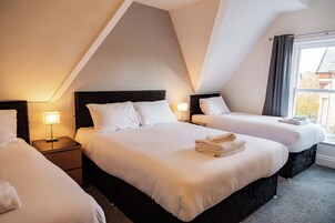 Standard Dört Kişilik Oda, Birden Çok Yatak | Dizüstü bilgisayar çalışma alanı, ütü/ütü masası 