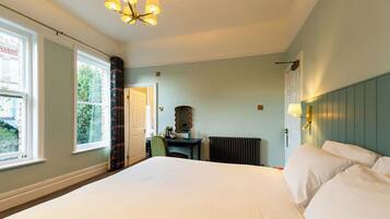 Standard Room, 1 Double Bed | Laptop workspace, iron/ironing board, free WiFi, bed sheets