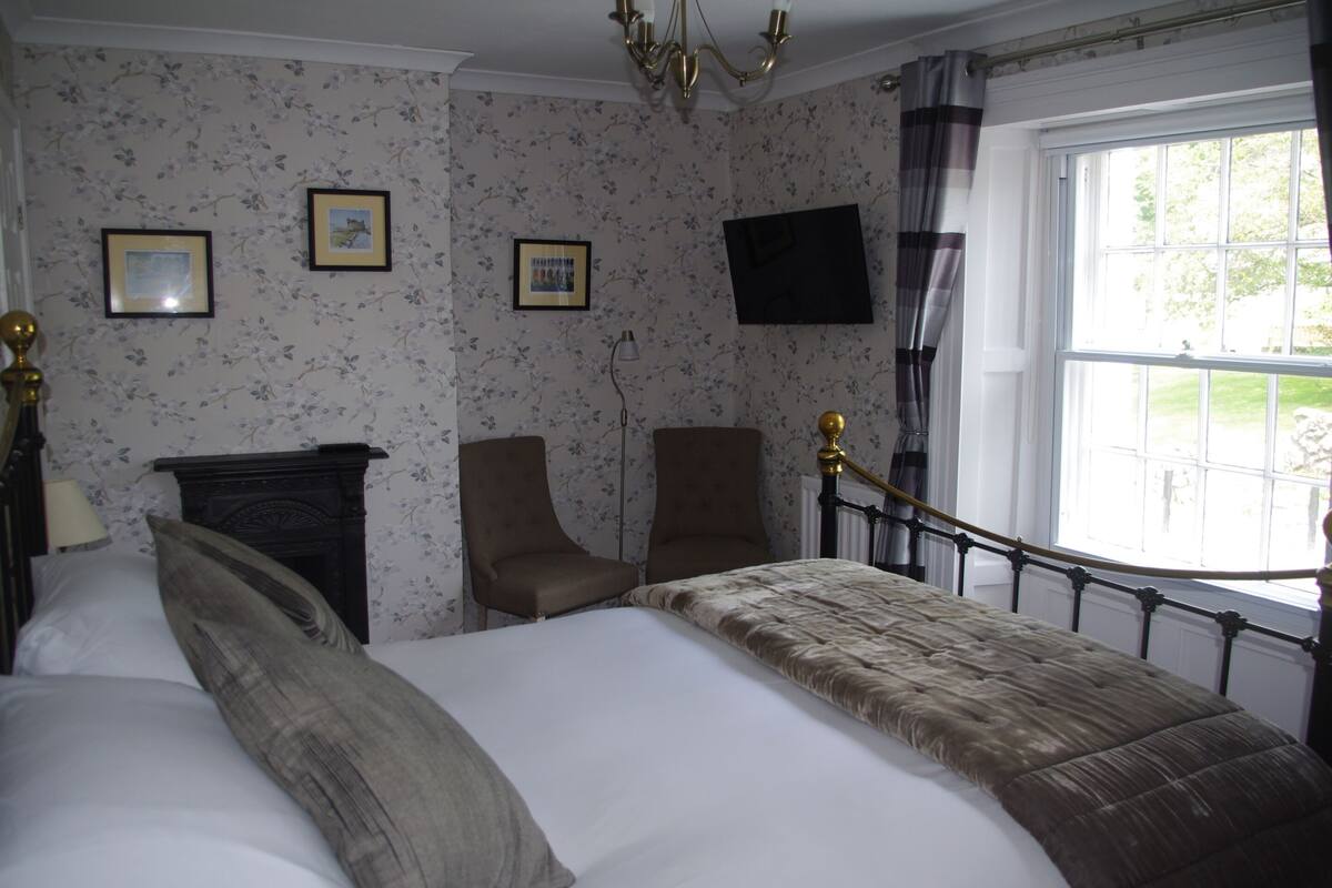 Double Room, Ensuite | Premium bedding, down comforters, iron/ironing board, free WiFi