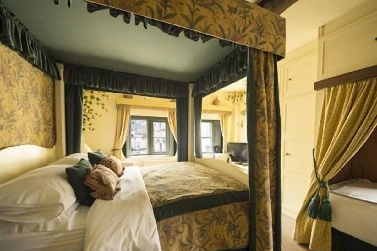 Chambre Double Supérieure, salle de bains attenante (Medieval Garden)