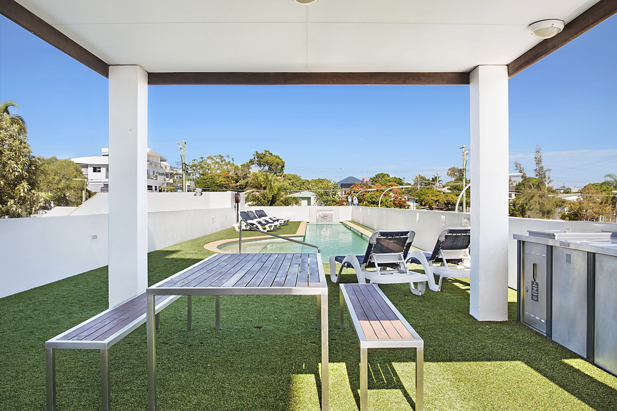 Piscine extérieure, parasols de plage, chaises longues