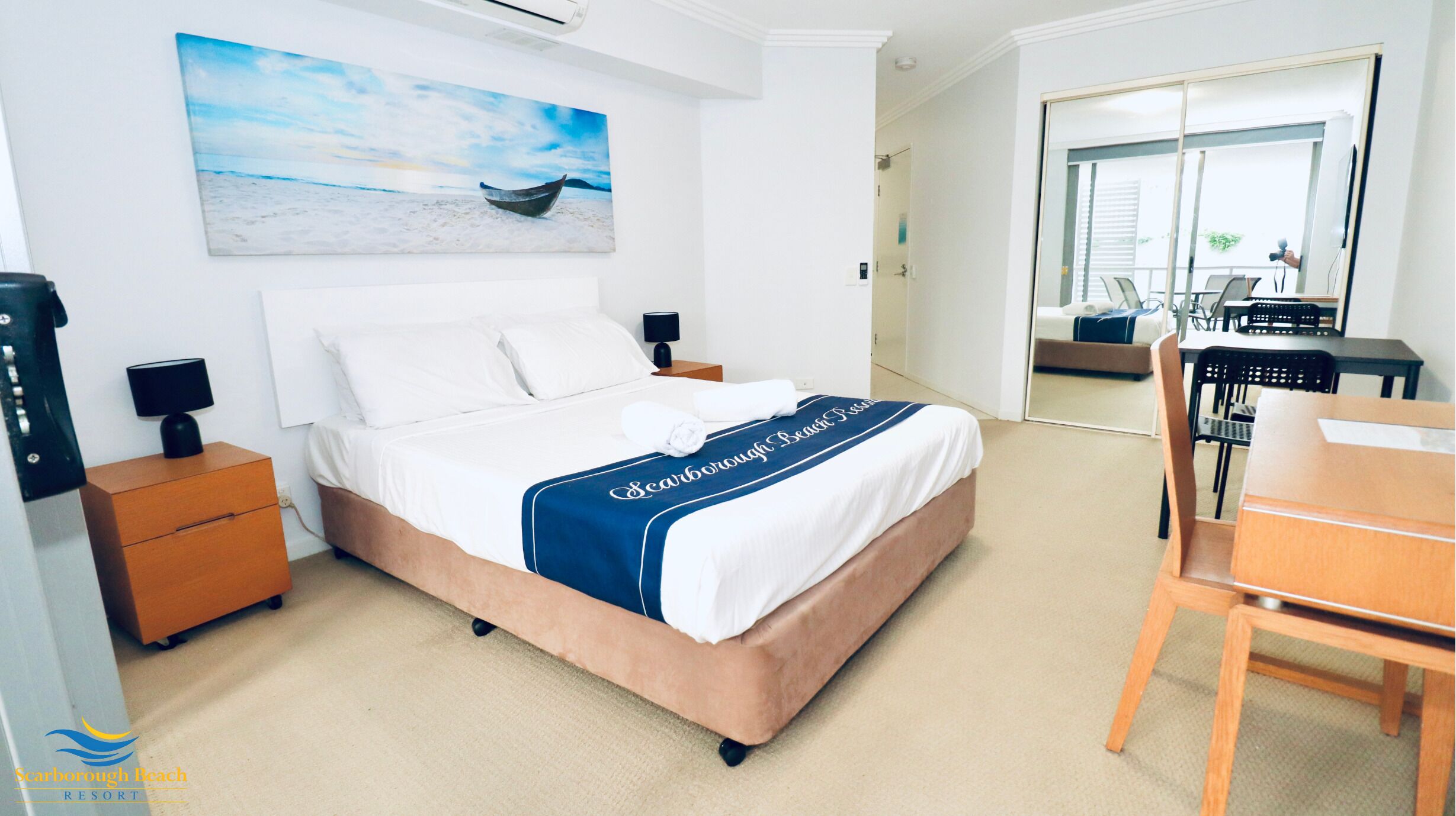 Studio, ban công | Trang trí khác biệt, trang bị nội thất với thiết kế riêng biệt, bàn 