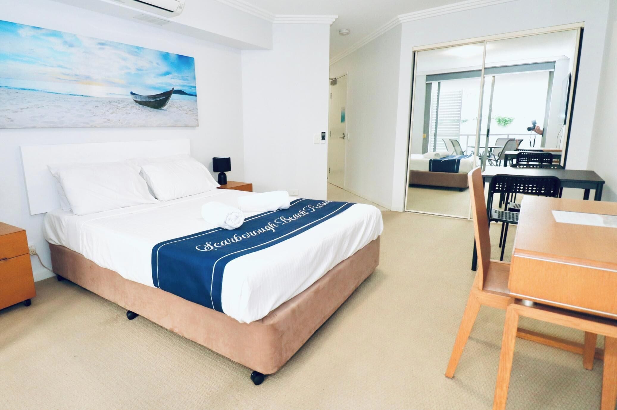 Estúdio, sacada | Individualmente decorados, individualmente mobiliados, escrivaninha