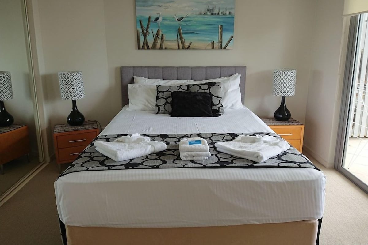 Desk, laptop workspace, iron/ironing board, WiFi (free)