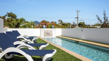 Ulkouima-allas, aurinkotuoleja