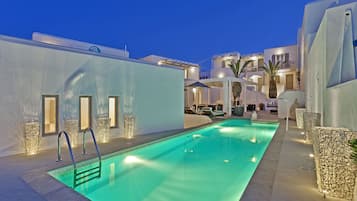 6 albercas al aire libre, sombrillas en la alberca y camastros