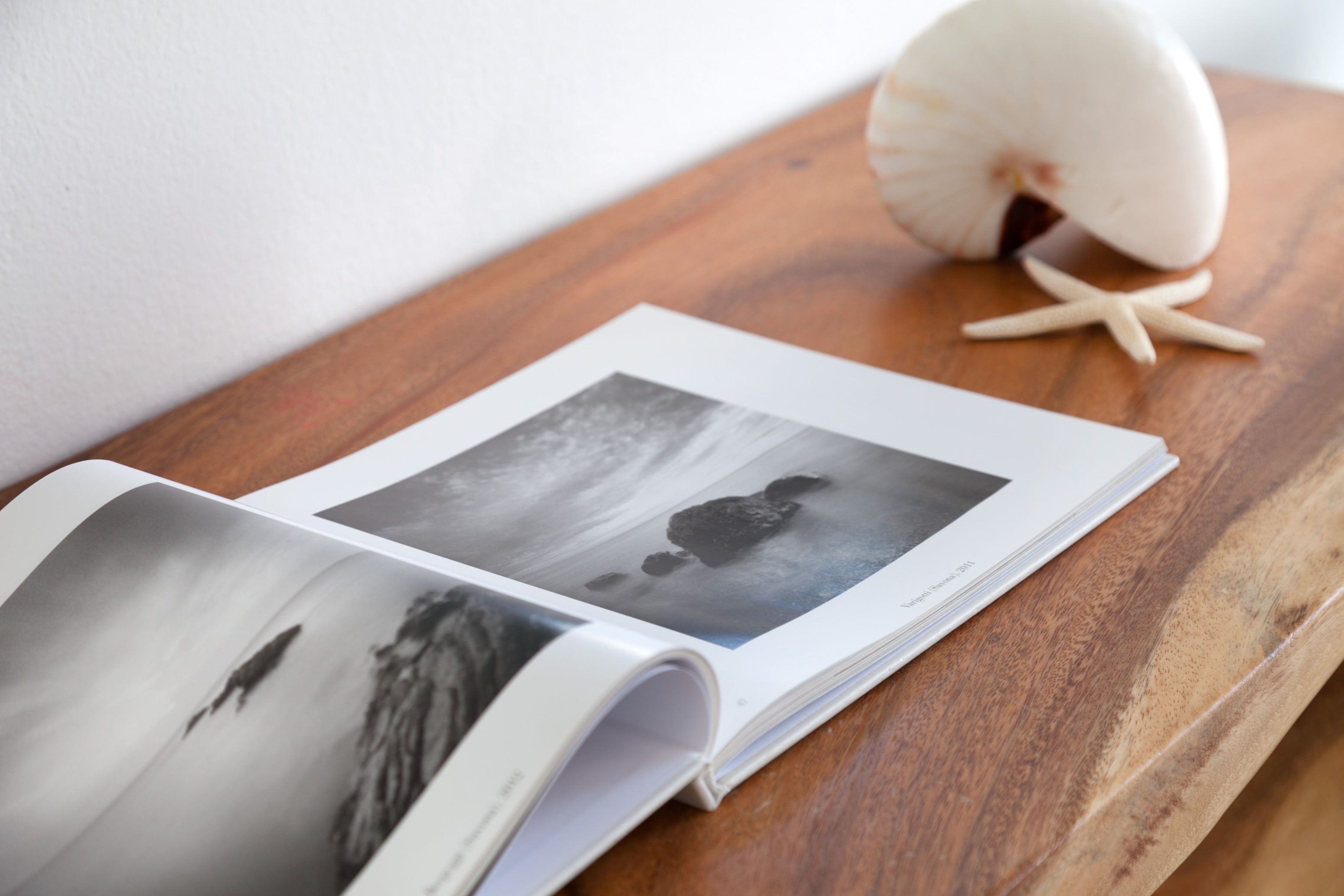 Un libro con una fotografia su una superficie in legno.