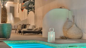 6 piscinas al aire libre, sombrillas, sillones reclinables de piscina
