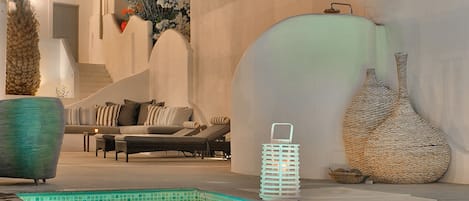6 Außenpools, geöffnet von 08:00 Uhr bis 00:00 Uhr, Sonnenschirme