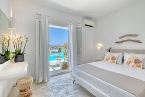 Ocean View Junior Suite Heated Private Infinity Pool with Glass Wall | Beach/ocean view - Lilly Residence-All Sea View Suites | Adults Only (Paros)