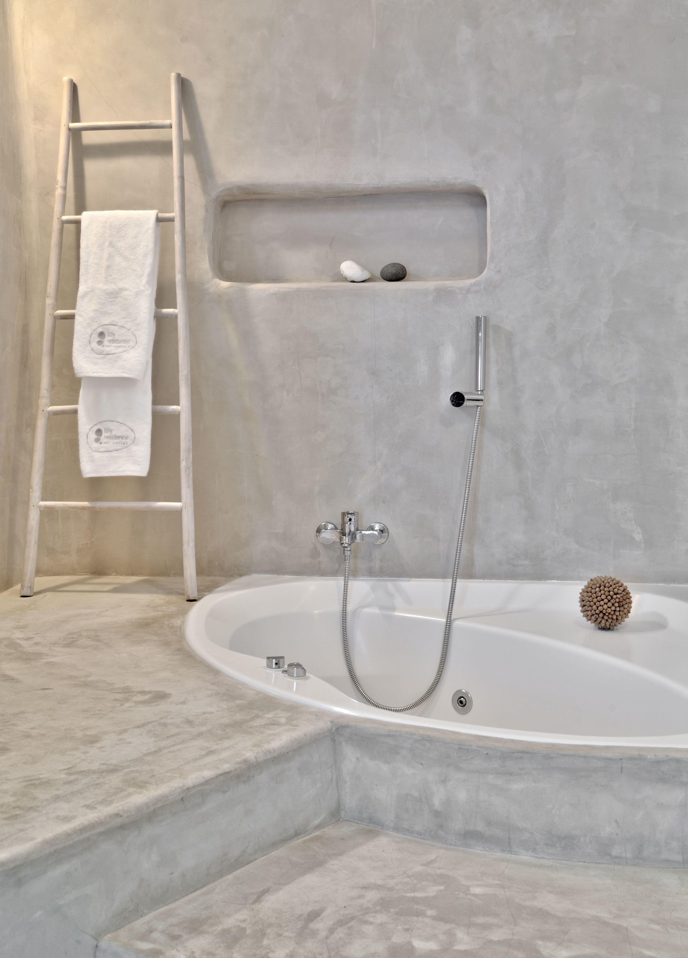 Ein Badezimmer mit Badewanne, Dusche und Handtuchhalter.