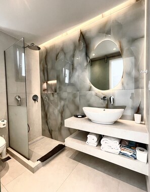 Ocean View, Grand Terrace Suite, Jetted Tub | Bad | Designertoalettartikler, hårføner, badekåper og tøfler