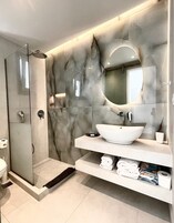 Ocean View, Grand Terrace Suite, Jetted Tub | Banheiro | Produtos de toalete de grife, secador de cabelo, roupões de banho