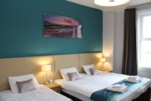 Chambre Classique | Bureau, fer et planche à repasser, lits bébé (gratuits)