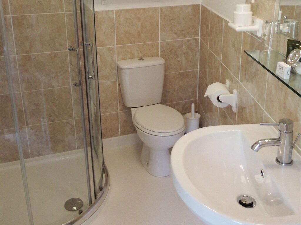 Chambre avec lits jumeaux, salle de bains attenante, vue jardin