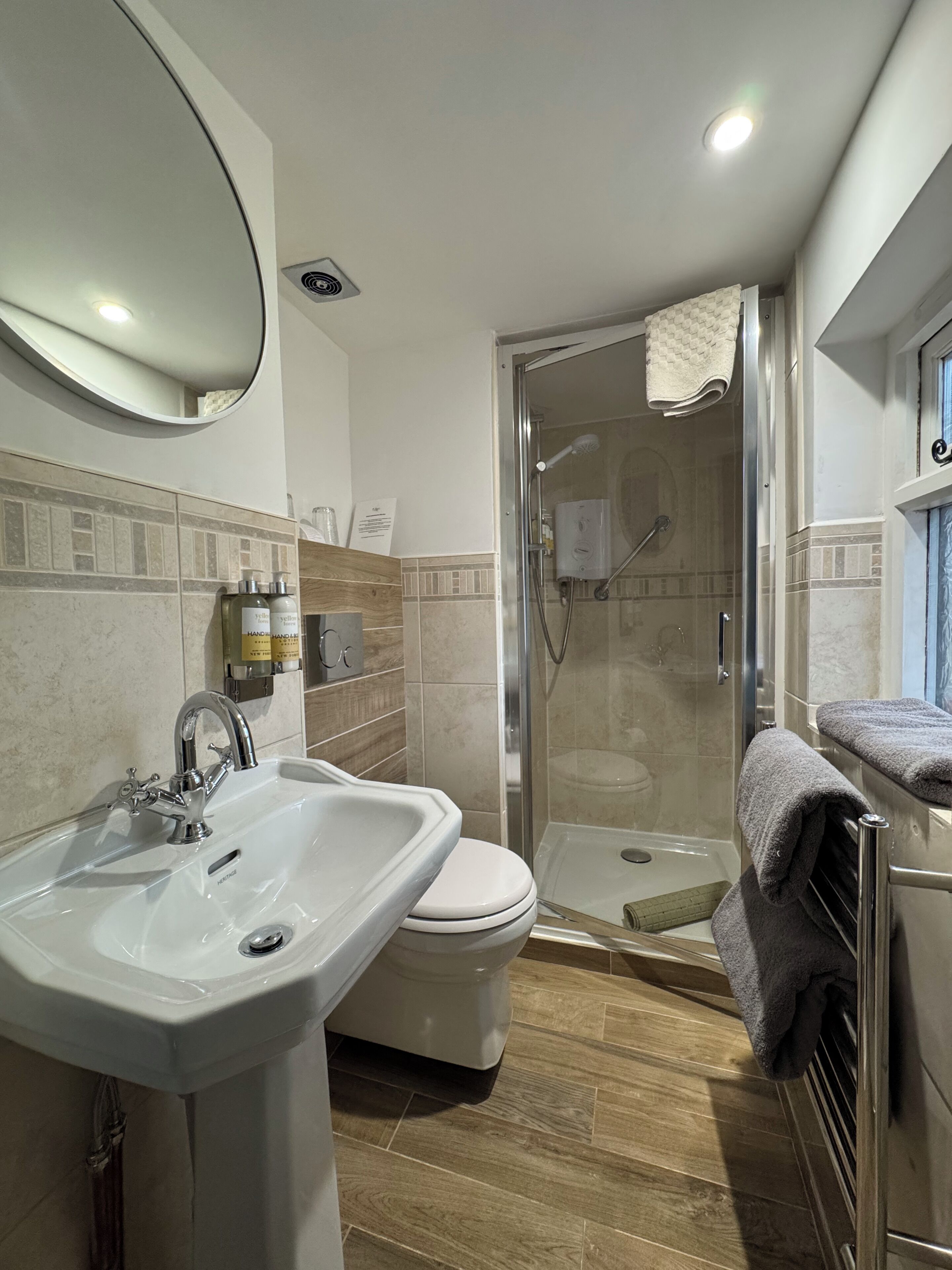 Un baño con lavamanos, inodoro y ducha.