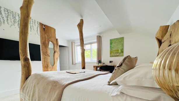 双人房 (Rhinefield - Four Poster Bed) | 客房内保险箱、办公桌、熨斗/熨板、免费 WiFi