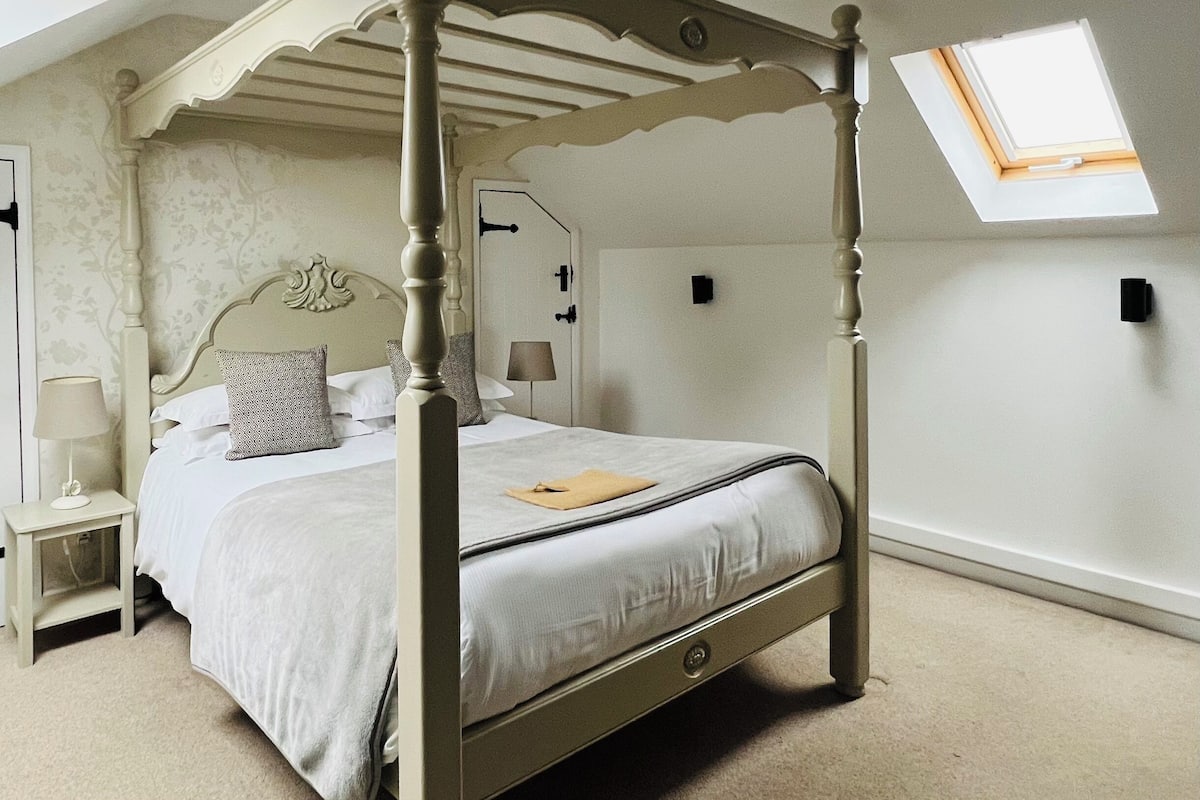 Camera doppia (Gillies Holt - Four Poster Bed) | Una cassaforte in camera, con stile personalizzato, una scrivania