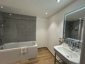 Kamar Double atau Twin, patio (Morant - Dog Friendly) | Brankas, didekorasi berbeda-beda, meja kerja, dan setrika/meja setrika