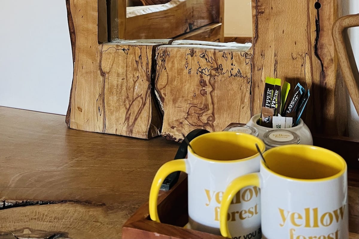 Camera doppia, al piano terra (Standing Hat - Four Poster Bed) | Una cassaforte in camera, con stile personalizzato, una scrivania