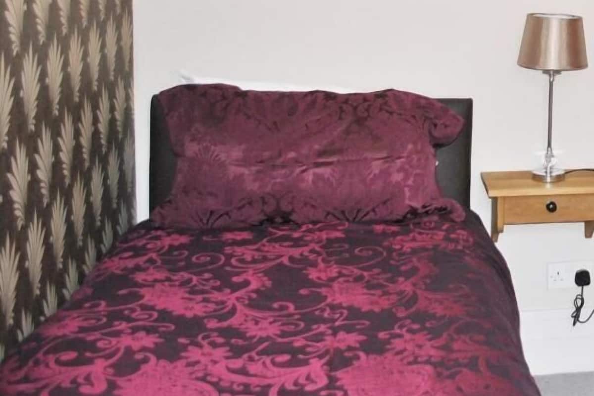 Single room with private bathroom
