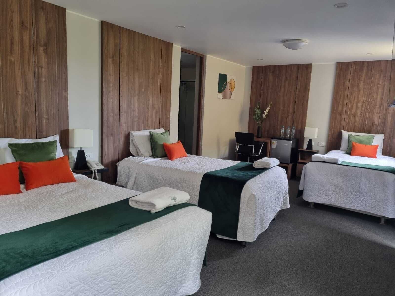 スタンダード 4 人部屋 | 低刺激性寝具、ミニバー、ノートパソコン用作業スペース、アイロン / アイロン台