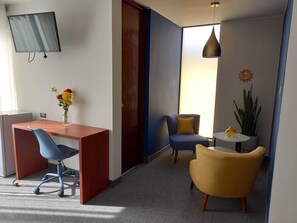 スタンダード ダブルルーム シングルベッド 2 台 | 低刺激性寝具、ミニバー、ノートパソコン用作業スペース、アイロン / アイロン台