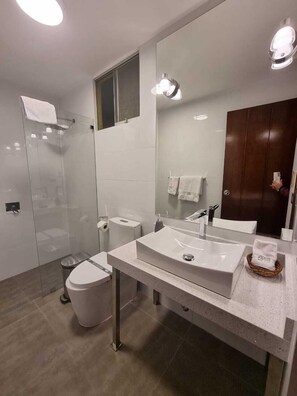 Junior Room, 1 King Bed | Bathroom | Shower, designer toiletries, hair dryer, towels