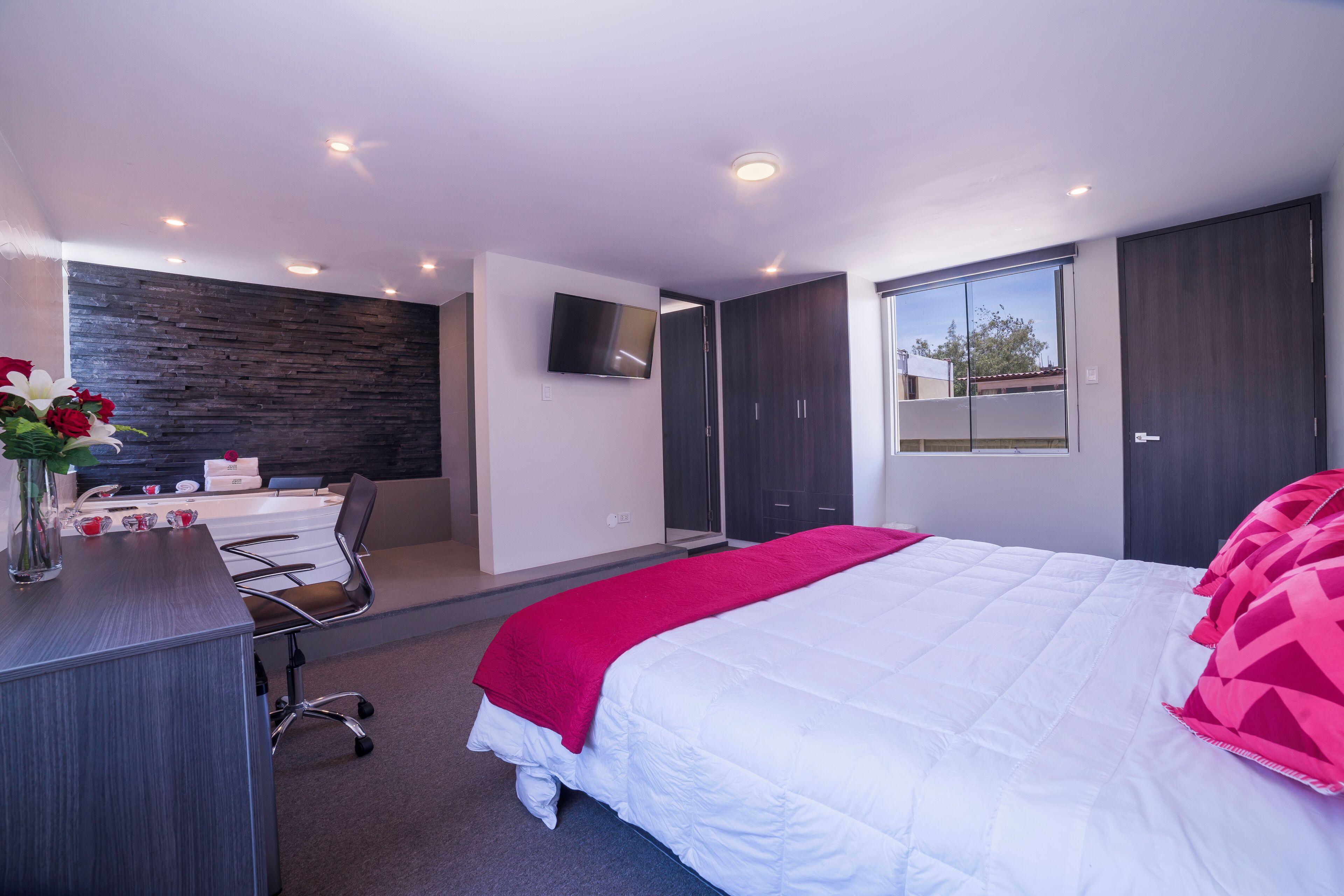 suite | hypo-allergenic bedding, minibar, laptop workspace, iron/ironing board