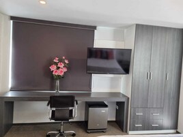 Junior Room, 1 King Bed