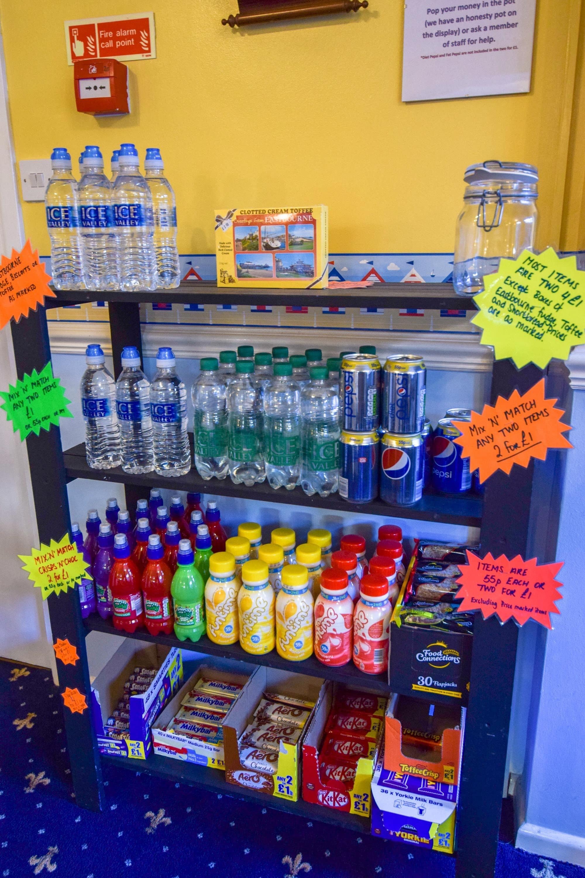 Exhibición de bebidas y aperitivos, que incluye agua, refrescos y bares de leche.