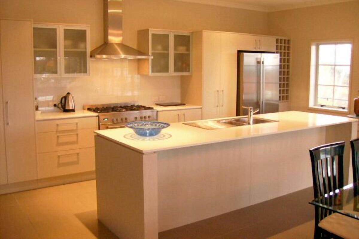 Duplex, 2 Queen Beds | Private kitchen | Coffee/tea maker