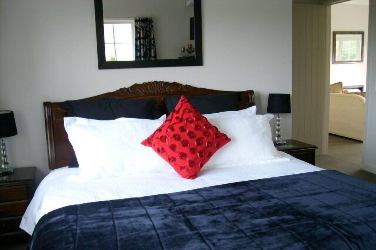 1 bedroom, Egyptian cotton sheets, premium bedding